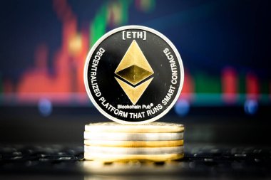 Monitörde Kripto Para Birimi Ethereum ve grafiği olan dizüstü bilgisayar
