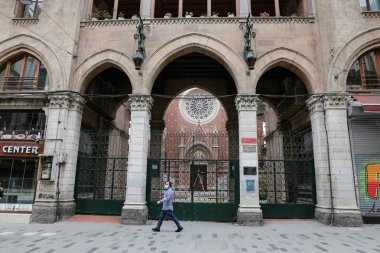 İSTANBUL, TURKEY - 13 Mayıs 2020: Padua 'lı Aziz Anthony Kilisesi Coronavirus Salgını sırasında Istiklal Caddesi' nde kapatıldı