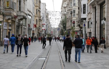 İSTANBUL, TURKEY - 13 Mayıs 2020: Coronavirus salgını sırasında Istiklal Caddesi 'nde günlük yaşam