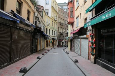 İSTANBUL, TURKEY - 13 Mayıs 2020: Coronavirus salgını sırasında Beyoğlu 'nda boş sokaklar