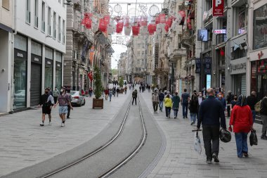 İSTANBUL, TURKEY - 13 Mayıs 2020: Coronavirus salgını sırasında Istiklal Caddesi 'nde günlük yaşam