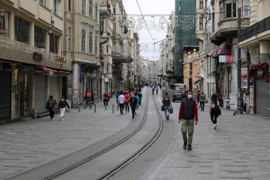 İSTANBUL, TURKEY - 13 Mayıs 2020: Coronavirus salgını sırasında Istiklal Caddesi 'nde günlük yaşam