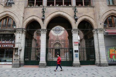 İSTANBUL, TURKEY - 13 Mayıs 2020: Padua 'lı Aziz Anthony Kilisesi Coronavirus Salgını sırasında Istiklal Caddesi' nde kapatıldı