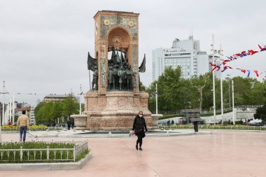 İSTANBUL, TURKEY - 13 Mayıs 2020: Coronavirus Salgını sırasında Taksim Meydanı 'nda maskeli insanlar