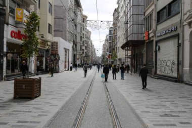 İSTANBUL, TURKEY - 13 Mayıs 2020: Coronavirus salgını sırasında Istiklal Caddesi 'nde günlük yaşam