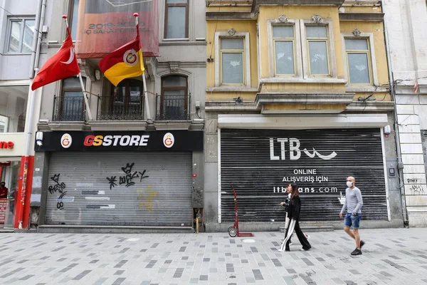 Istanbul Turkey May 2020 Shops Closed Istiklal Avenue Coronavirus Pandemic — Stock Photo, Image