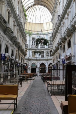 İSTANBUL, TURKEY - 13 Mayıs 2020: Cicek Pasaji, Cite de Pera, Coronavirus salgını sırasında Istiklal Caddesi 'nde kapatıldı