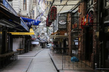 İSTANBUL, TURKEY - 13 Mayıs 2020: Coronavirus Salgını sırasında en popüler eğlence merkezlerinden biri olan Nevizade Caddesi 'nde barlar ve restoranlar kapatıldı