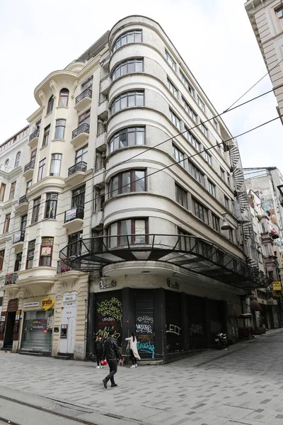 İSTANBUL, TURKEY - 13 Mayıs 2020: Coronavirus salgını sırasında Istiklal Caddesi 'nde günlük yaşam