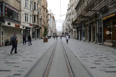 İSTANBUL, TURKEY - 13 Mayıs 2020: Coronavirus salgını sırasında Istiklal Caddesi 'nde günlük yaşam