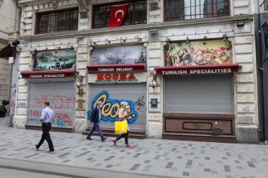 İSTANBUL, TURKEY - 13 Mayıs 2020: Coronavirus Salgını sırasında Istiklal Caddesi 'nde kafeler ve restoranlar kapatıldı