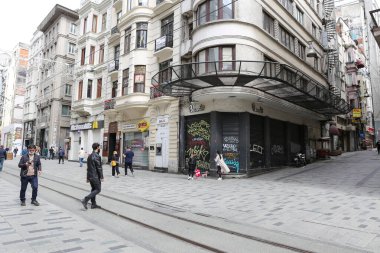 İSTANBUL, TURKEY - 13 Mayıs 2020: Coronavirus salgını sırasında Istiklal Caddesi 'nde günlük yaşam