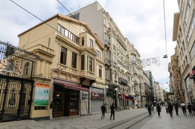 İSTANBUL, TURKEY - 13 Mayıs 2020: Coronavirus salgını sırasında Istiklal Caddesi 'nde günlük yaşam