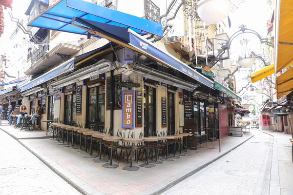 イスタンブール トルコ 2020年5月13日 コロナウイルス流行中で最も人気のあるエンターテイメントの目的地の1つであるネビザード通りにバーやレストランが閉鎖されます — ストック写真