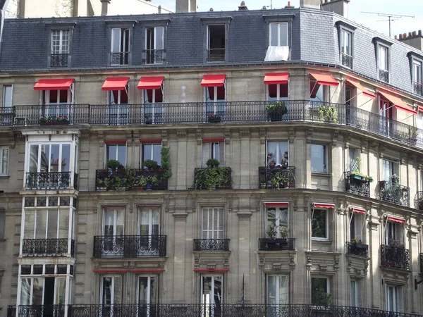 Paris 'te ev, Paris' te sokak