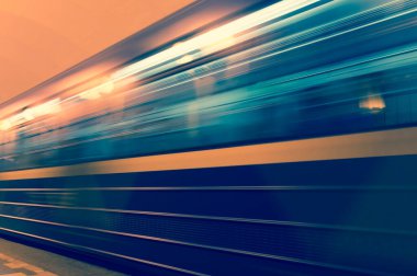 Metro treni hareket halinde. Tren istasyondan hareket etmek üzere. Uzun pozlama fotoğrafı. Hareket bulanıklığı