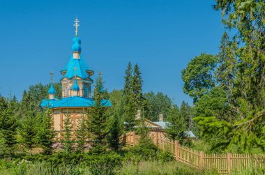 Valaam Adası 'nda güneşli bir günde güzel bir Ortodoks Kilisesi. Gethsemane Skete. Tanrı 'nın Annesi' nin Hükmü adına kilise..