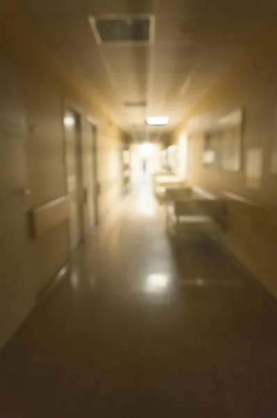 病院の暗い廊下の終わりに明るい光 画像は焦点が合っていません 回復への道の概念 — ストック写真