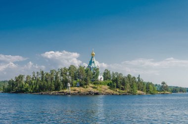 Ortodoks Kilisesi ile sudan adaya güzel bir manzara. Valaam Manastırı 'nın Aziz Nicholas Skete' si. Aziz Niklas Kilisesi. Karelia, Rusya.