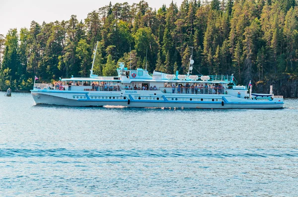 Valaam Adası, Rusya - 07.17.2018: Valaam Takımadaları arasında turist ve hacıları taşıyan gemi..