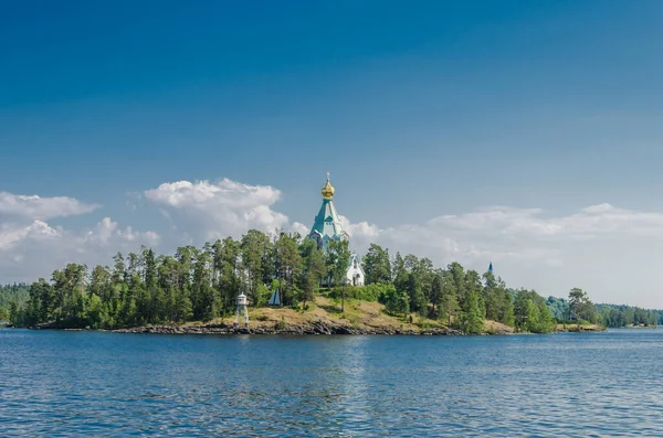 Ortodoks Kilisesi ile sudan adaya güzel bir manzara. Valaam Manastırı 'nın Aziz Nicholas Skete' si. Aziz Niklas Kilisesi. Karelia, Rusya.