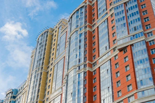 St. Petersburg, Rusya -10.23.18: mavi gökyüzünün arka planındaki yeni modern konut binasının cephesi.