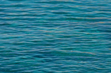 Güneş ışığıyla zümrüt renginde ılık deniz suları. Deniz bir yolculuğa çıkmak istiyor. güzel arkaplan.