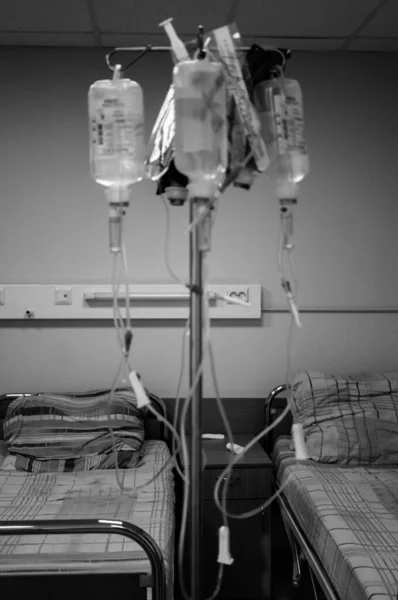 침대와 약물은 병실에 정맥성 패혈증을 나타낸다 철망으로 — 스톡 사진