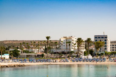 AYA NAPA, CYPRUS - 08 Haziran 2018: Sandy Bay Plajı, Ayia Napa