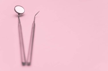 Dişçinin ana profesyonel aletleri bir ayna ve bir sondadır. Tonlu fotoğraf, sığ alan derinliği, yumuşak odak