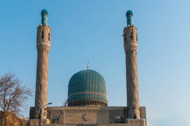 Katedral camiinin minareleri ve mavi kubbesi.