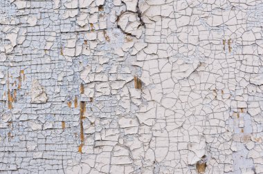 Ahşap bir duvardaki kabuğu soyulmuş beyaz boya dokusu. Eskimiş malzemelerle yüzey.