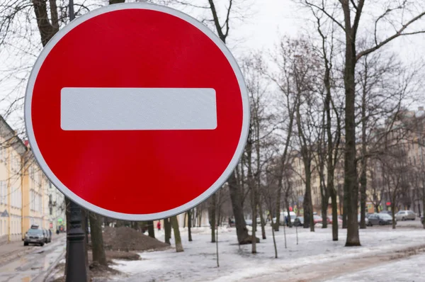 Bir kış şehrinin arka planında trafiği yasaklayan yol tabelası