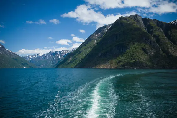 Wellen Hinter Einem Kreuzfahrtschiff Auf Einem Herrlichen Fjord Norwegen Sonniger — Stockfoto
