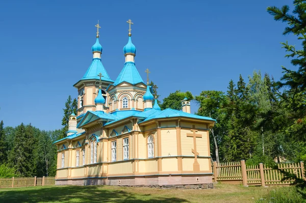 Valaam Adası 'nda güneşli bir günde güzel bir Ortodoks Kilisesi. Gethsemane Skete. Tanrı 'nın Annesi' nin Hükmü adına kilise..