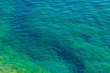 İnanılmaz mavi ve turkuaz deniz. Muhteşem doğal altyapı.