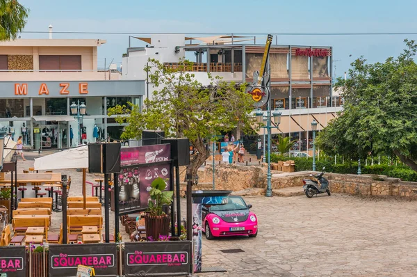 Ayia Napa, Kıbrıs - 02.02.2018: tatil köyü sokaklarında renkli bir manzara. Hard Rock Cafe Manzarası.