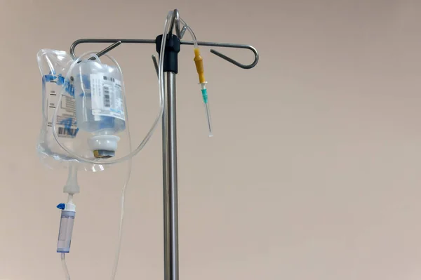 Een Stand Met Een Druppelaar Therapeutische Oplossingen Bereid Voor Intraveneuze — Stockfoto