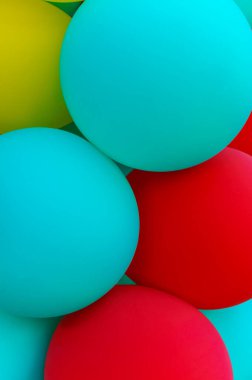 Şişme toplar yakın plan. Tatil için orijinal arka plan. Kırmızı, mavi, şişme toplar. Dikey fotoğraf.