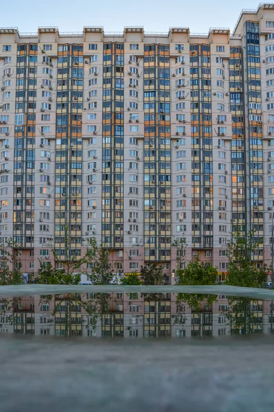 Árvores Reflexão Edifício Poça Sobre Ténis Mesa Parque Infantil Vertical — Fotografia de Stock