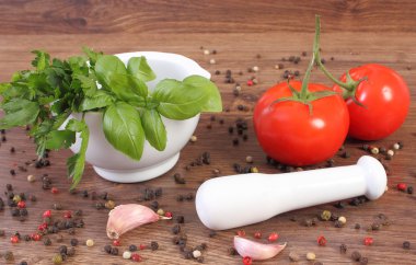 Maydanoz ve harç, fesleğen rustik kurullarında sebzeli baharat