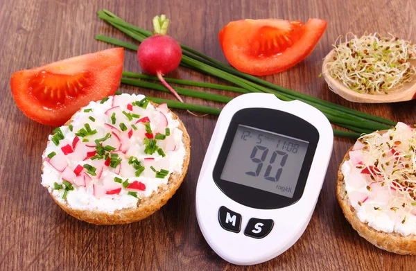 Glucometer y sándwich recién hecho con verduras, diabetes y nutrición saludable — Foto de Stock