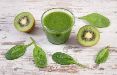 Ispanak ve eski ahşap zemin, sağlıklı beslenme üzerine kivi kokteyl