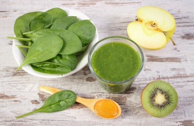 Malzemeler ve ıspanak, elma ve kivi ahşap zemin, sağlıklı beslenme üzerine taze kokteyl