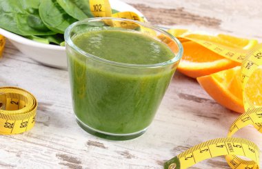 Malzemeler, ıspanak ve santimetre ahşap arka plan, sağlıklı beslenme ve zayıflama taze kokteyl