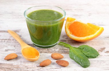 Malzemeler ve ıspanak ahşap zemin, sağlıklı beslenme üzerine gelen taze kokteyl