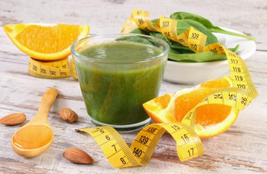 Malzemeler, ıspanak ve santimetre ahşap arka plan, sağlıklı beslenme ve zayıflama taze kokteyl