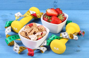 Taze çilek, buğday ve çavdar pul, halter ve santimetre, sportif ve sağlıklı yaşam tarzı