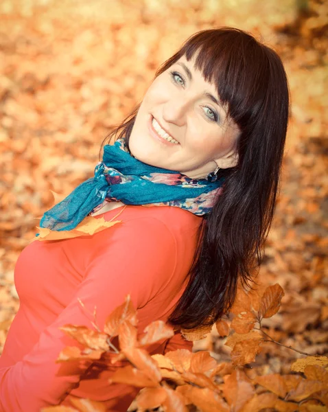 Foto vintage, Mujer sonriente en el parque de otoño —  Fotos de Stock