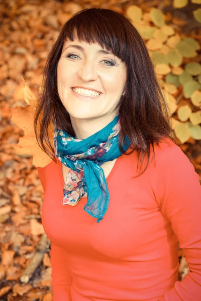 复古照片， 微笑的女人在秋天公园 — 图库照片